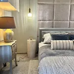 Apartment Chlodna Premium 2-bedroom Apartment, Center