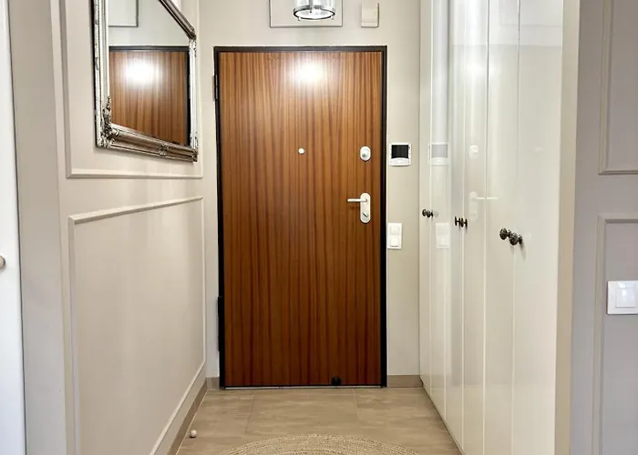 Chlodna Premium 2-bedroom Apartment, Center