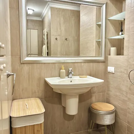 Chlodna Premium 2-bedroom Apartment, Center *